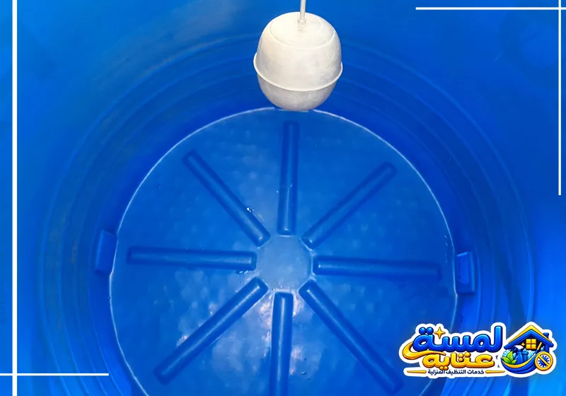 خزان أزرق نظيف من الداخل بعد إزالة الشوائب وتجهيزه لتخزين مياه نقية وآمنة.